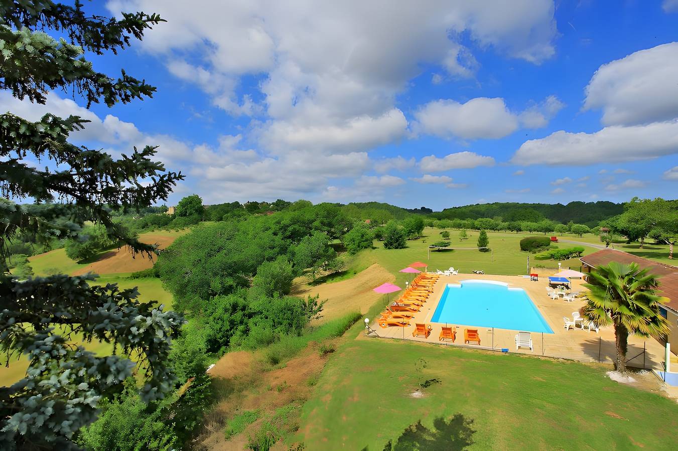 Gîte Charly : terrasse privée, jardin commun, piscine et Wi-Fi à Salignac Eyvigues in Salignac-Eyvigues, Périgord Noir