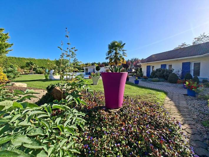 Maison d’hôte pour 3 personnes, avec terrasse et piscine ainsi que jardin et vue à Neuville-de-Poitou - 2