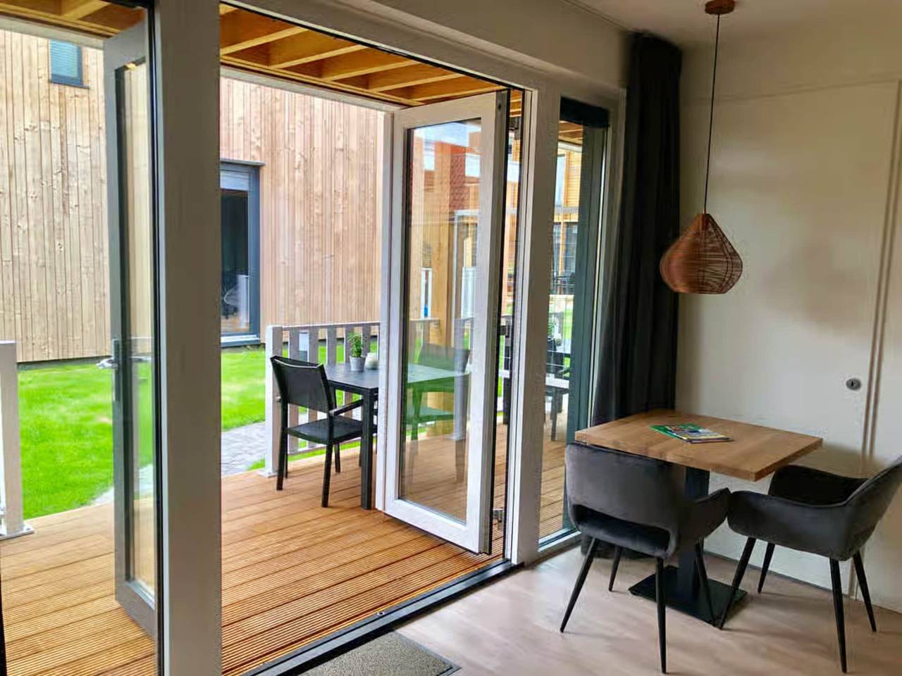 Geheel appartement, Gelijkvloerse lodge met eigen veranda in Zoutelande, Walcheren