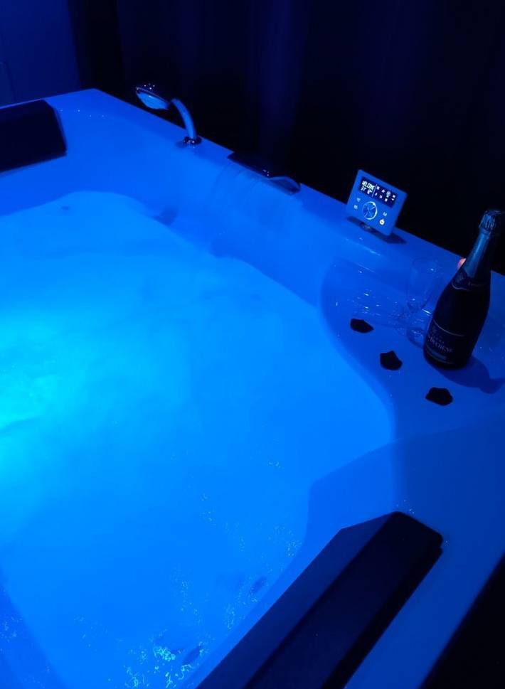 Gîte pour 2 personnes, avec terrasse ainsi que jacuzzi et jardin