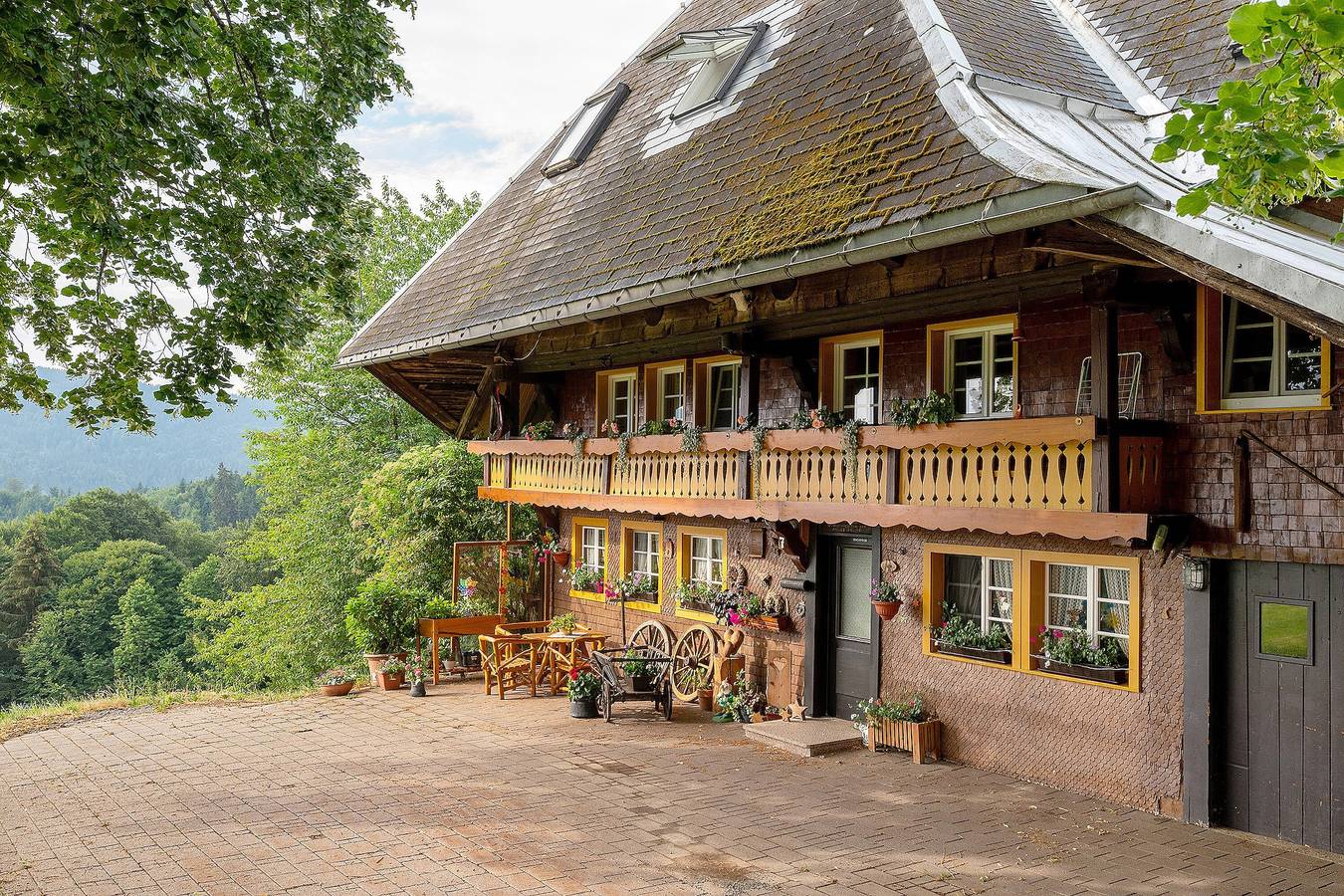Entire apartment, Apartment 'Reesbauernhof - Fewo Abendrot' with Mountain View, Shared Terrace & Wi-Fi in Hofsgrund, Oberried