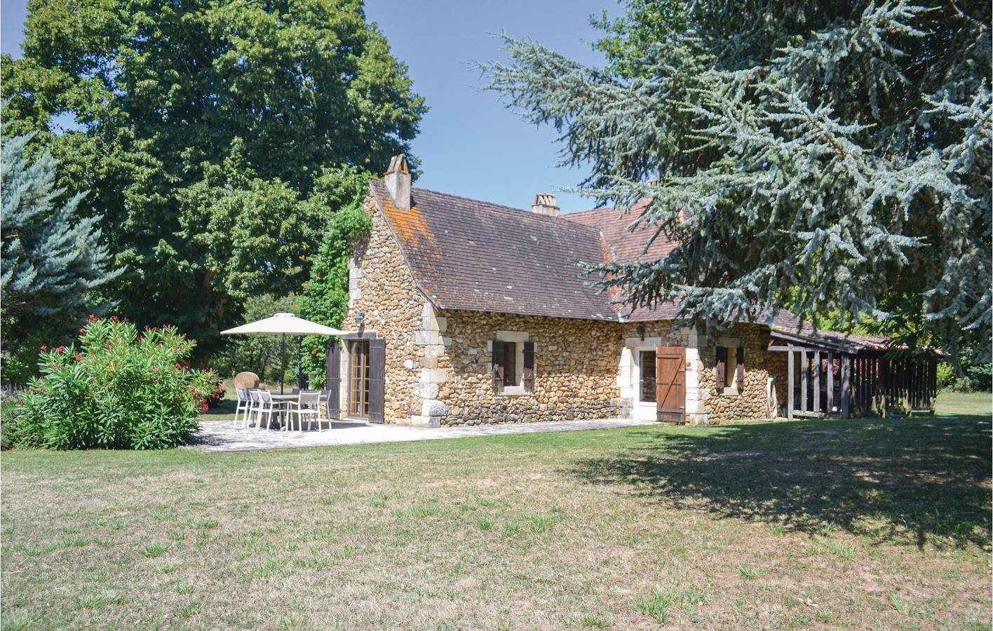 Poolside Haven mit Parkplatz, Garten und Küche in Campsegret, Périgord Pourpre