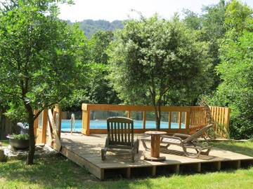 Location de vacances pour 3 personnes, avec vue ainsi que piscine et jardin, adapté aux familles à Saint-Fortunat-sur-Eyrieux