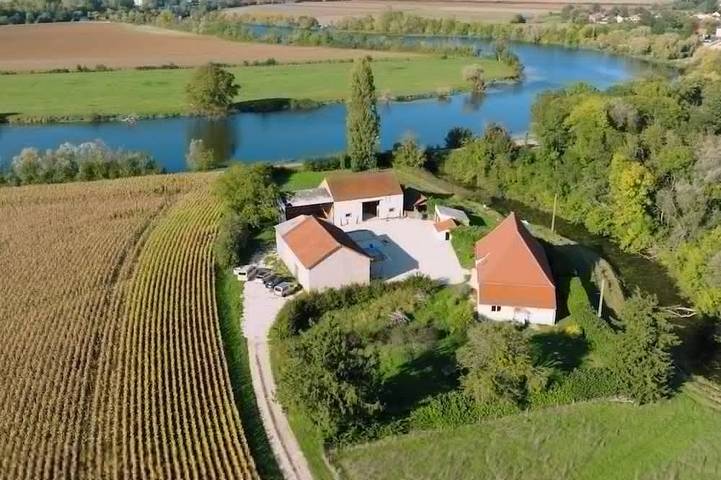 Location de vacances pour 15 personnes, avec jardin ainsi que jacuzzi et piscine dans Pagny-le-Château