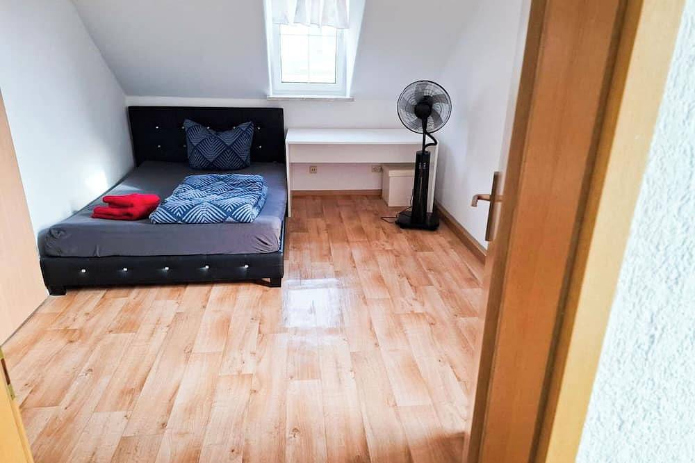Ganze Wohnung, Room with queen size bed and bathroom, tv, Netflix, wifi in Rudolstadt, Saaleland