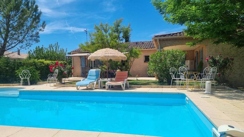 Chambre d’hôte pour 3 personnes, avec Jacuzzi et Terrasse ainsi que Jardin et Bassin pour enfant à Garéoult