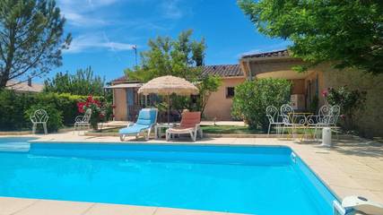 Chambre d’hôte pour 3 personnes, avec jacuzzi et jardin ainsi que bassin pour enfant et piscine à Garéoult