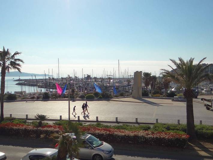 Gîte pour 4 personnes, avec Balcon et Terrasse ainsi que Piscine et Vue dans Office De Tourisme Cavalaire