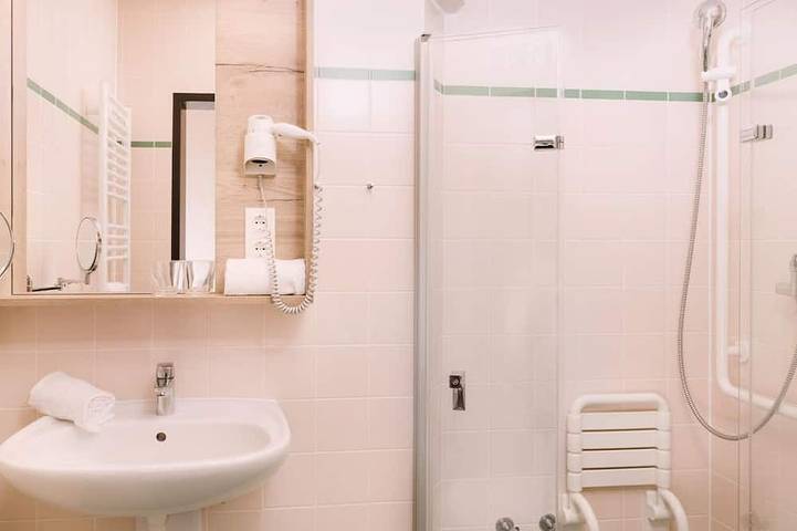 Doppelzimmer mit Dusche, Wc - Jufa Hotel Fürstenfeld ***s in Fürstenfeld, Steirerland