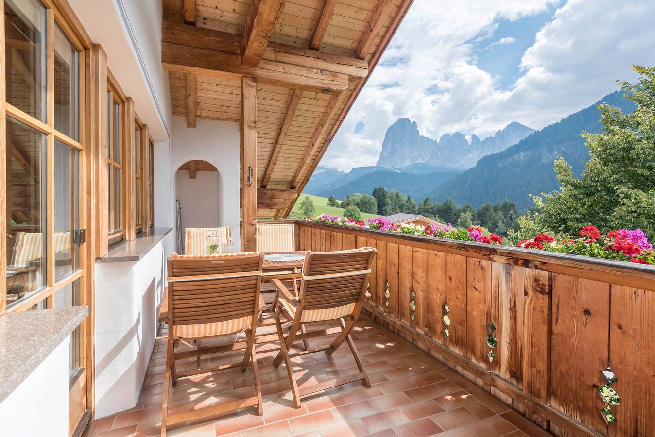 Ganze Wohnung, Apartment „Lara Ruveda“ mit Bergblick, privater Terrasse und Wlan in St. Jakob (Sankt Ulrich), St. Ulrich in Gröden