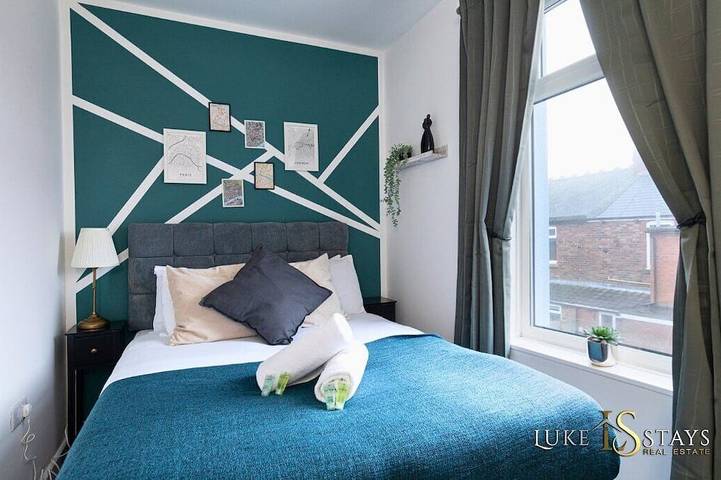 The Blue House by Luke Stays in Durham, Comté de Durham