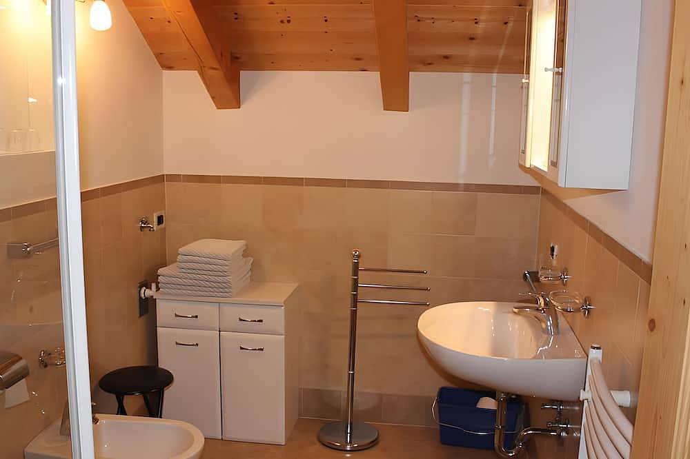 Entire apartment, Apartment 'Pütia' with Mountain View, Shared Terrace and Wi-Fi in La Val, Dolomiti Superski