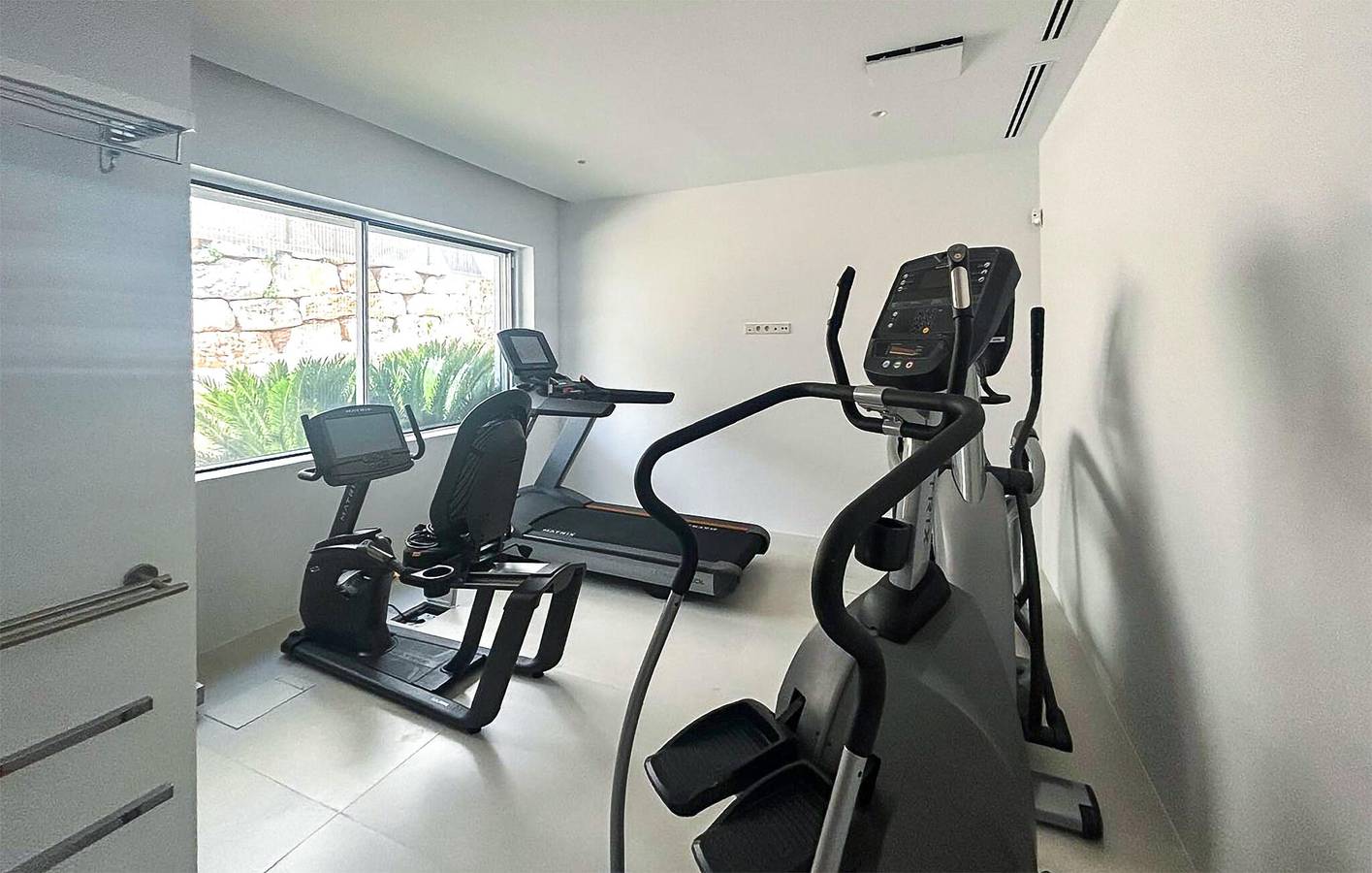 Moderno Apartamento de Playa con Garaje, Piscina, Terraza - 2km de la Playa in Urbanizacion Las Jacarandas, Ojén