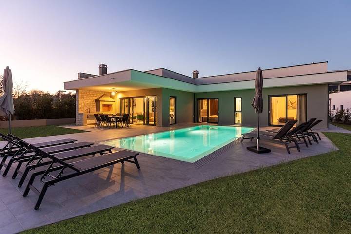 Ferienhaus für 8 Personen, mit Balkon/Terrasse und Garten sowie Pool in Krnica
