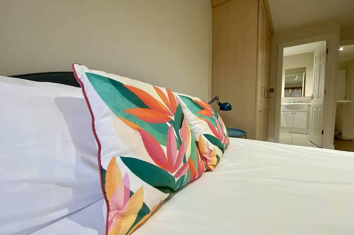 Ganze Wohnung, Woking 2-Bed Flat with Balcony and Parking in Woking, Surrey