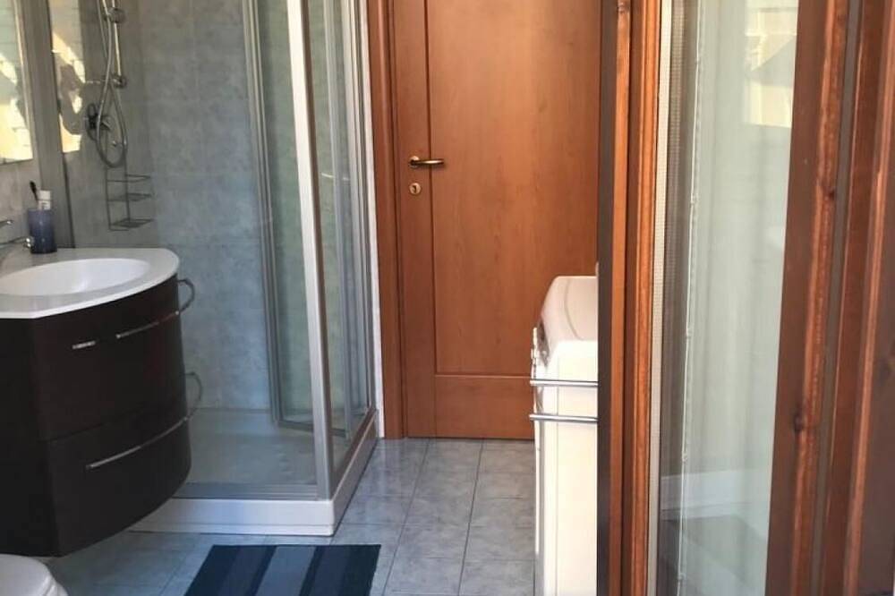 Geheel appartement, 2-slaapkamer appartement met twee balkons in het hart van het oude Pallanza in Verbania, Comune di Verbania