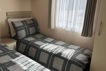 Static Caravan for 6 People in Hampshire, South East England, Photo 1