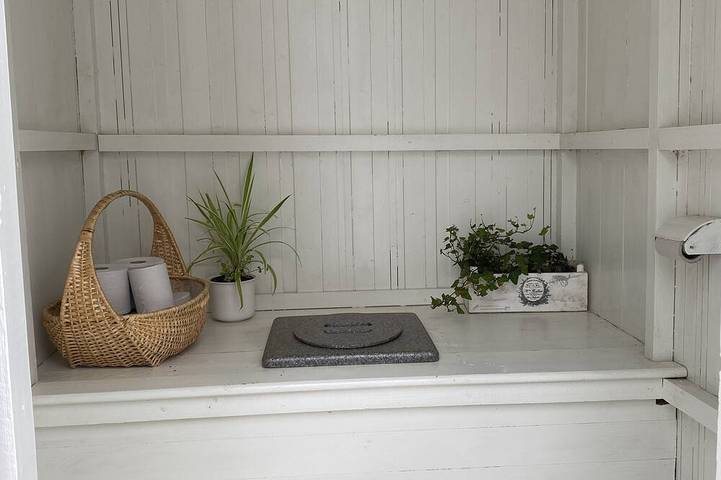 Cozy Forest Cabin by the Lake in Bottenwiek