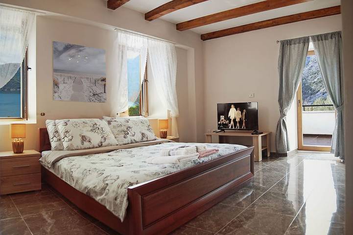 Location de vacances pour 4 personnes, avec balcon et jardin dans Risan - 2