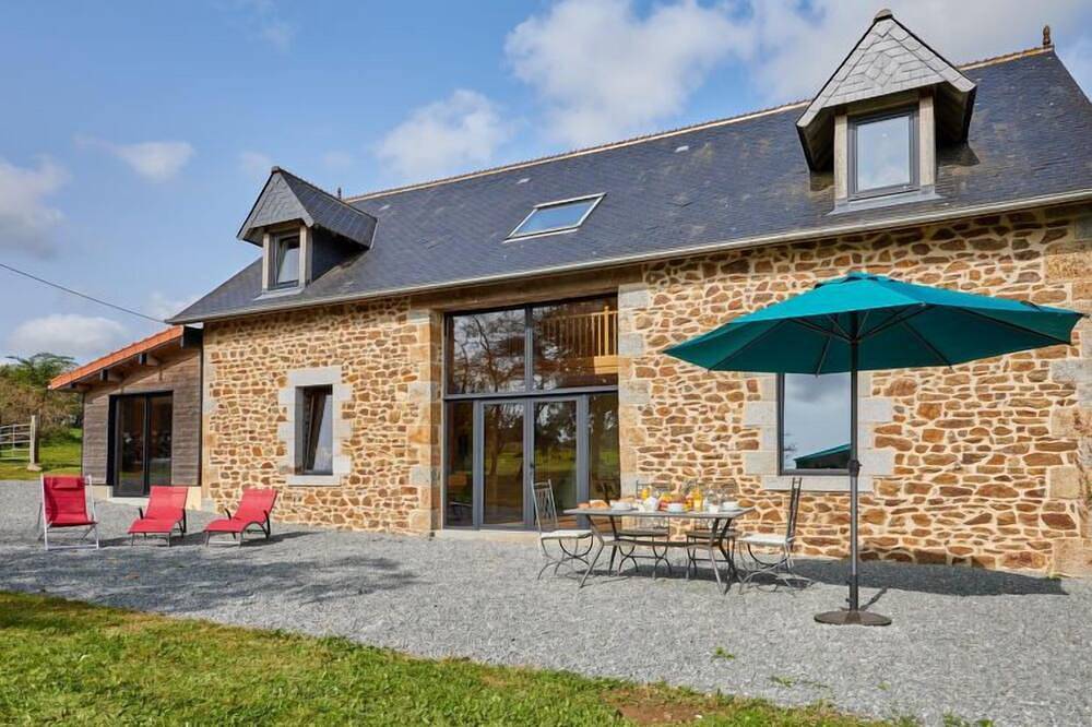 La Favrais in Saint-Aubin-de-Terregatte, Avranches region
