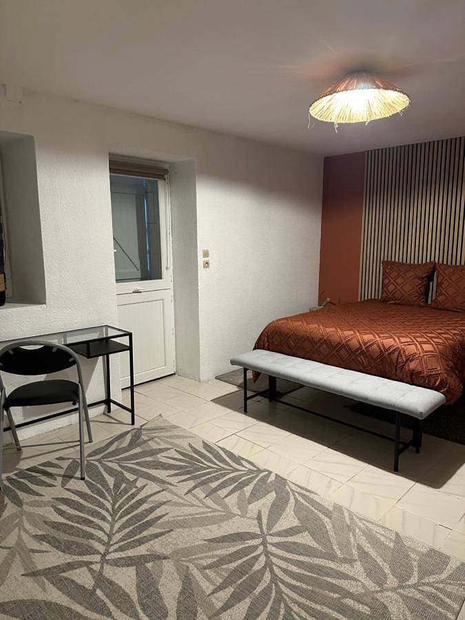 Location de vacances pour 6 personnes, avec piscine et jacuzzi ainsi que jardin et sauna à Oyré