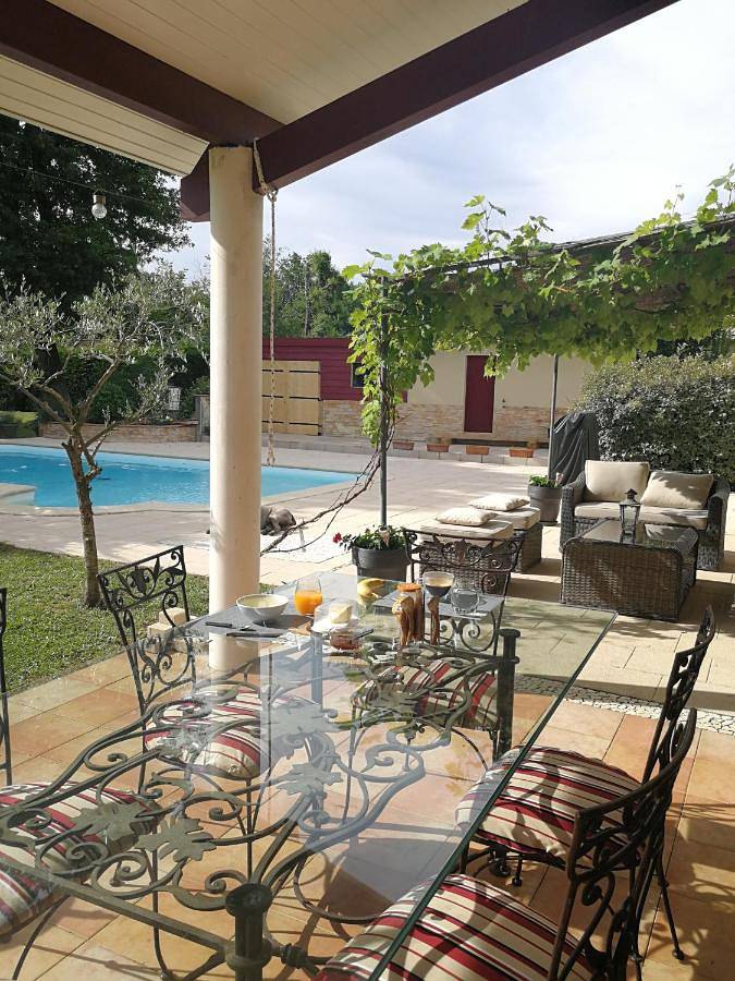 Chambre d’hôte pour 2 personnes, avec Terrasse et Jardin ainsi que Piscine et Vue