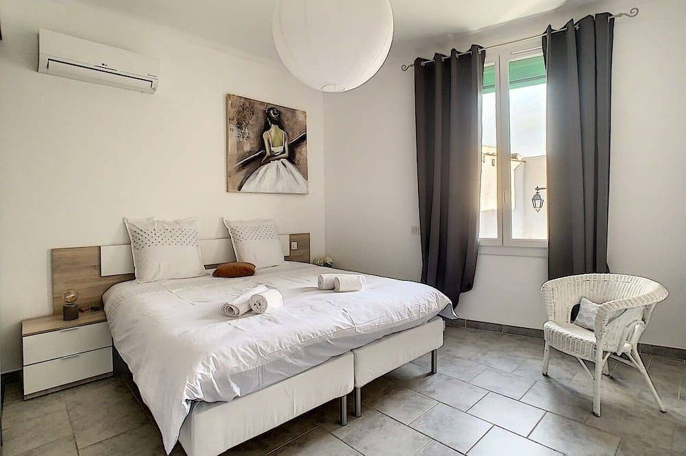 Entire apartment, Bright 100m2 apartment in Provence with terrace in Sénas, Arles region