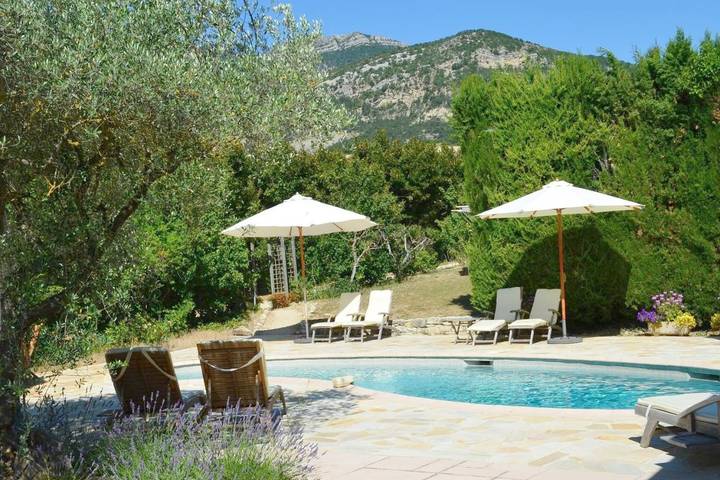 Chambre d’hôte pour 4 personnes, avec Terrasse ainsi que Jardin et Piscine