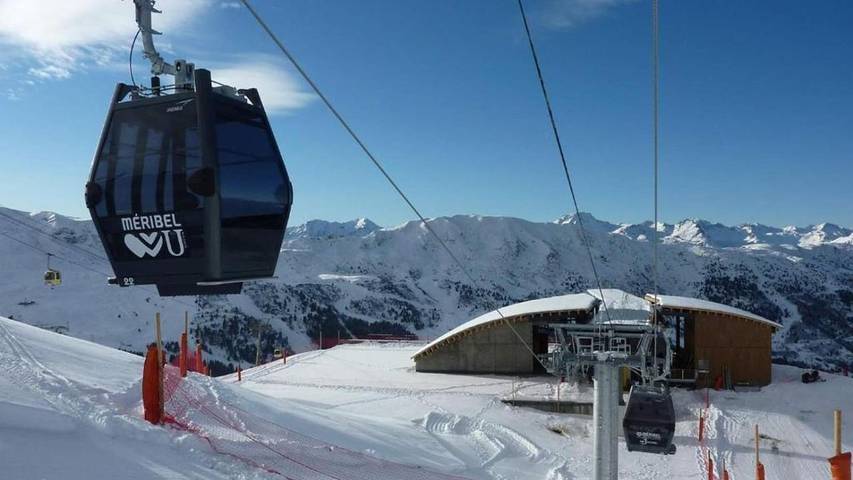 Location de vacances pour 8 personnes, avec piscine et balcon à Brides-les-Bains