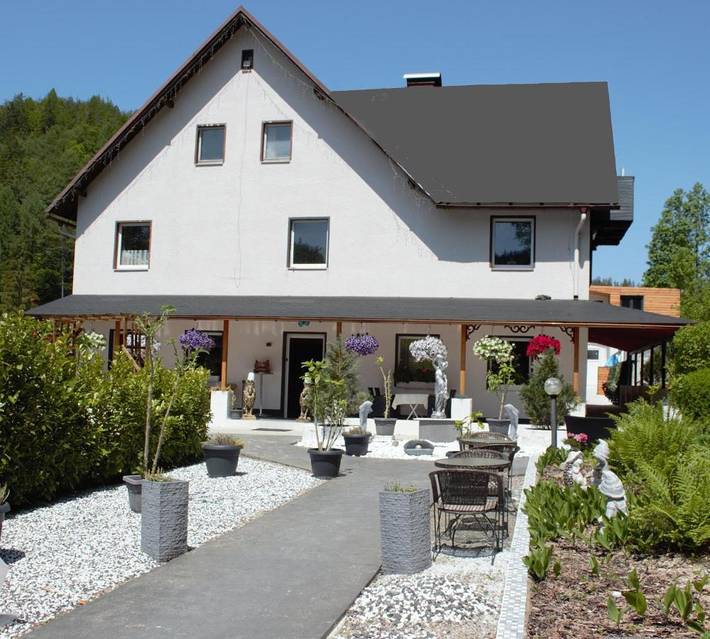 Gästehaus, mit Balkon und Terrasse sowie Garten und Pool