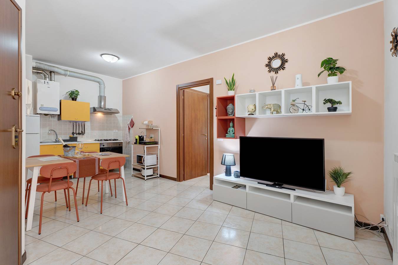 Apartamento entero, Apartamento 'Garibaldi 26' con vistas a la montaña, balcón y Wi-Fi in Stresa, Comune di Stresa