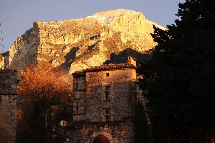 Location de vacances pour 12 personnes, avec Jacuzzi et Terrasse ainsi que Jardin et Piscine à Saou