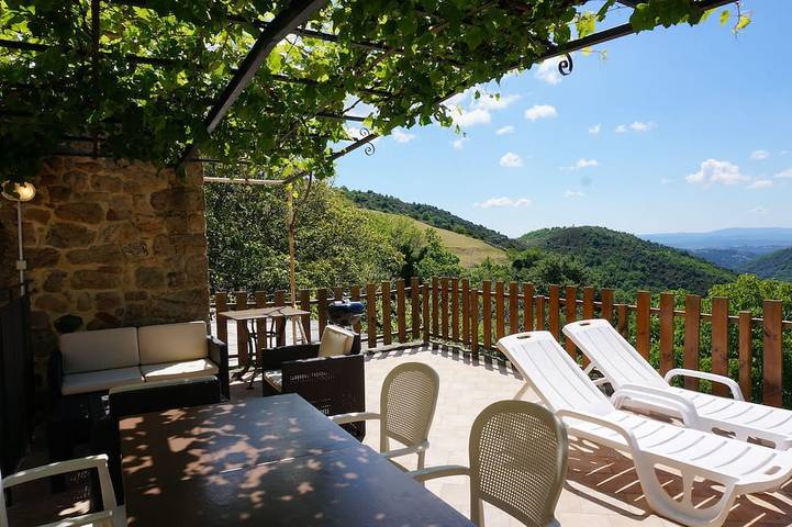 Gîte pour 4 personnes, avec piscine ainsi que jardin et terrasse, animaux acceptés à Asperjoc