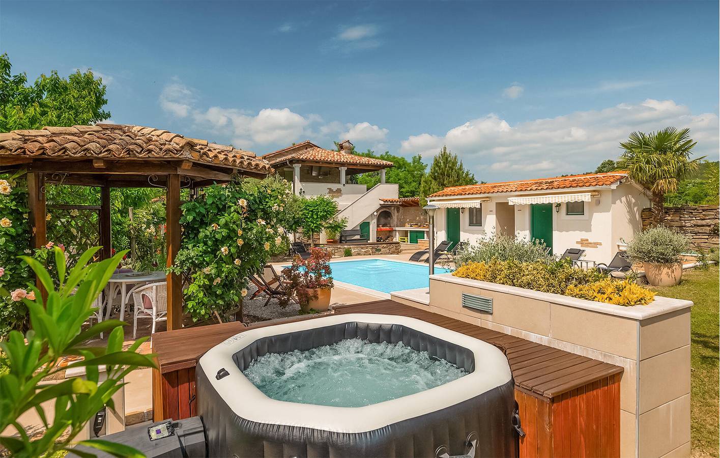 Charmant appartement de deux chambres avec piscine et terrasse in Zatka Čepić, Côte Est de l'Istrie