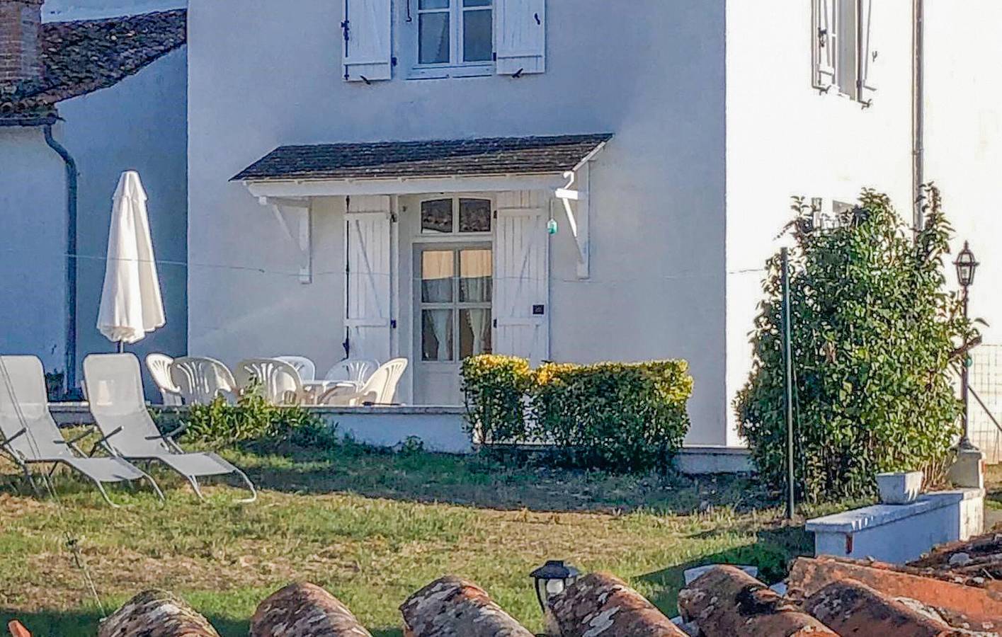 Gartenwohnung mit Parkplatz, WiFi, 100m nach Oradour-Fanais in Oradour-Fanais, Charente
