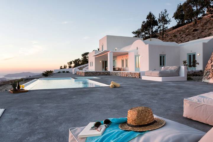 Vacation rental for 8 people, with Ocean view and Terrace as well as Yard and Pool in Santorini