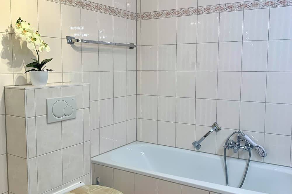 Ganze Wohnung, Ferienbungalow 2-4 Personen, 75 qm, mit 2 separaten Schlafzimmern und Terrasse in Schönau am Königssee, Berchtesgadener Alpen