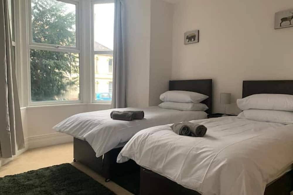 Entire apartment, Central 2 bed flat with off street-parking in Bristol, South West England