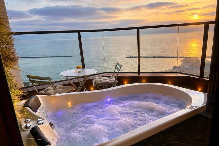 Resort for 4 people, with hot tub and balcony - 1