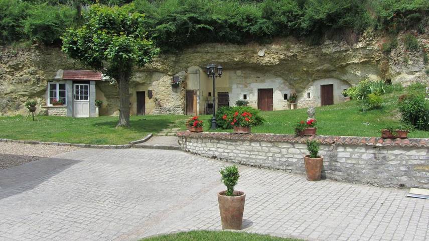 Location de vacances pour 9 personnes, avec Terrasse ainsi que Jardin et Vue à Crissay-sur-Manse