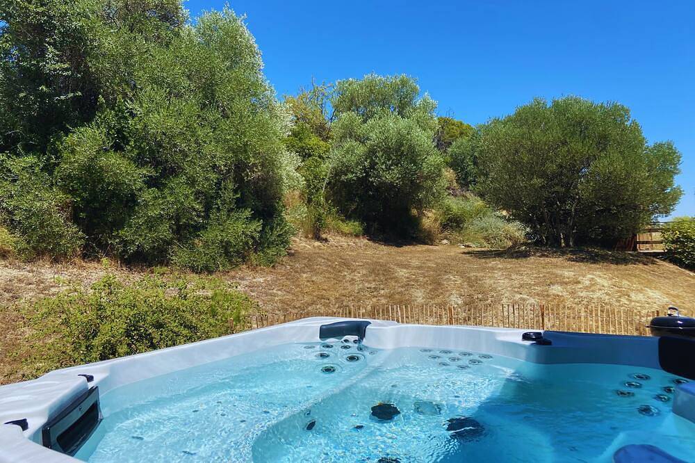 Les hauts de la pinède air-conditioned villa Swimming pool, jacuzzi & boules court. in Thézan-lès-Béziers, Region de Béziers