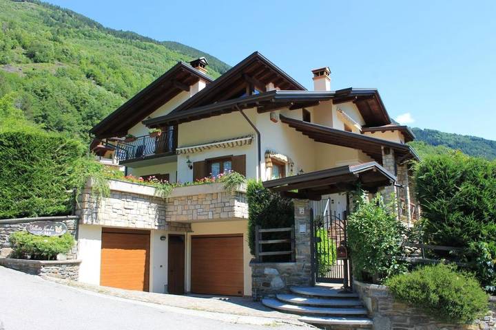 Agriturismo per 2 persone, con Balcone e Terrazza nonché Idromassaggio e Giardino in Val Camonica