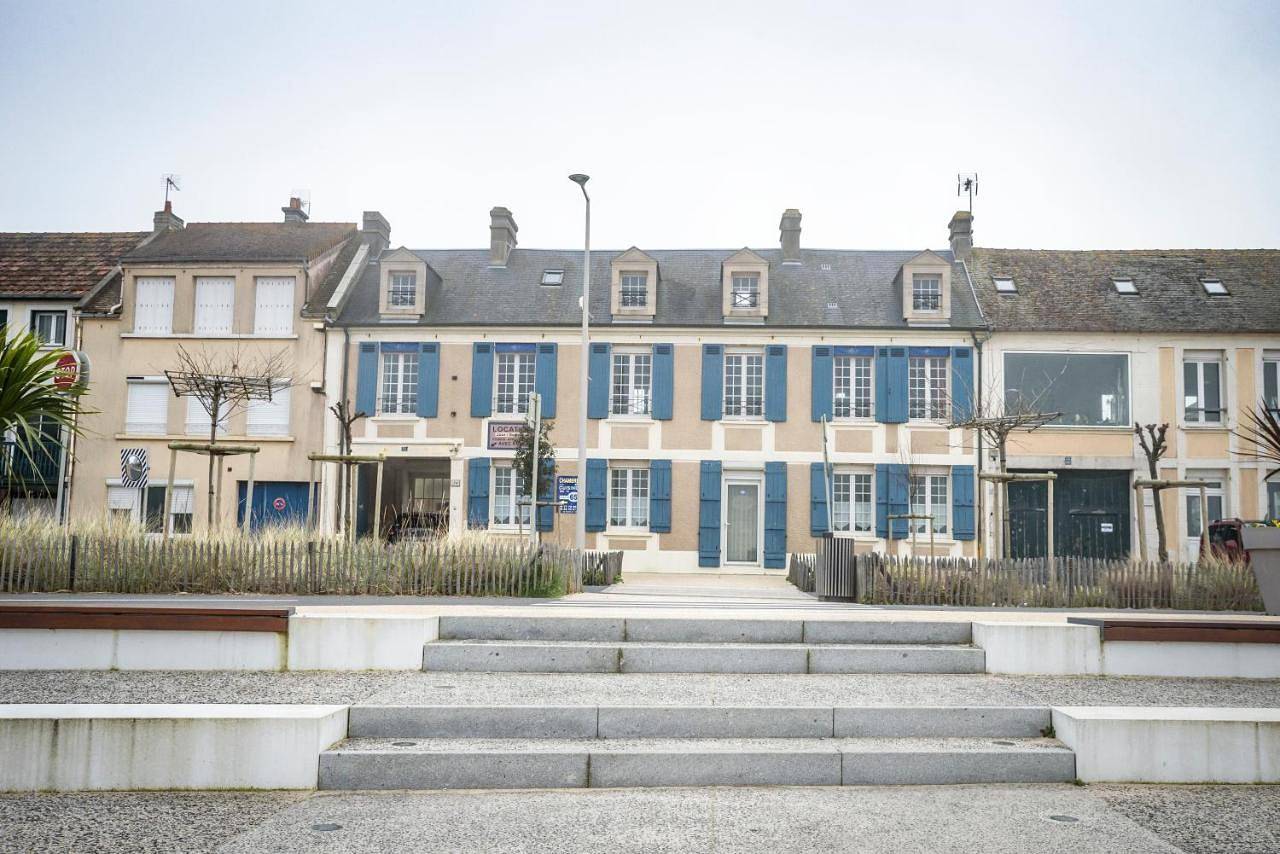 Ganze Wohnung, One-Bedroom Apartment with Terrace sea front in Luc-sur-Mer, Caen und Umgebung