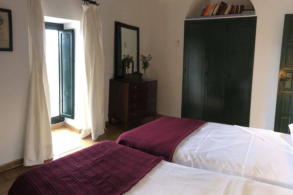 Rural house with pool and paddle tennis court 4 km from Montilla in Montilla, Córdoba Province