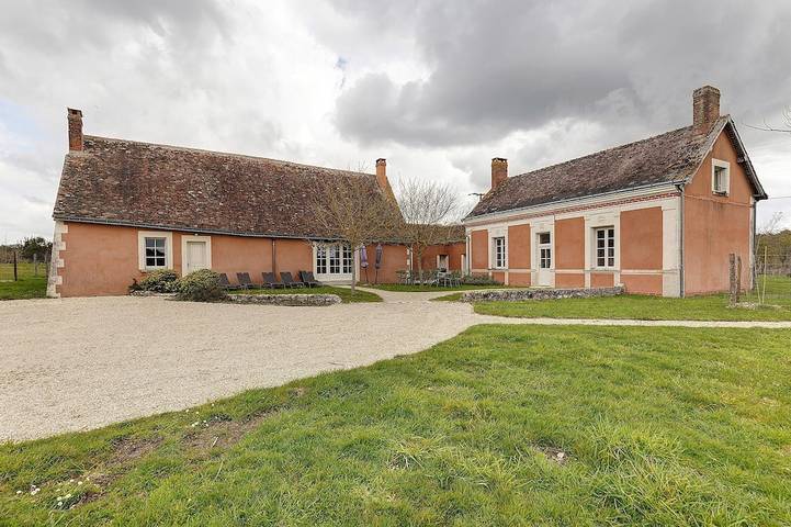 Location de vacances pour 14 personnes, avec piscine ainsi que terrasse et jardin à Ambillou