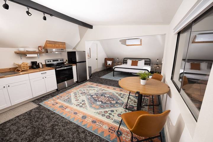 Vacation rental for 34 people, with yard in Mount Shasta