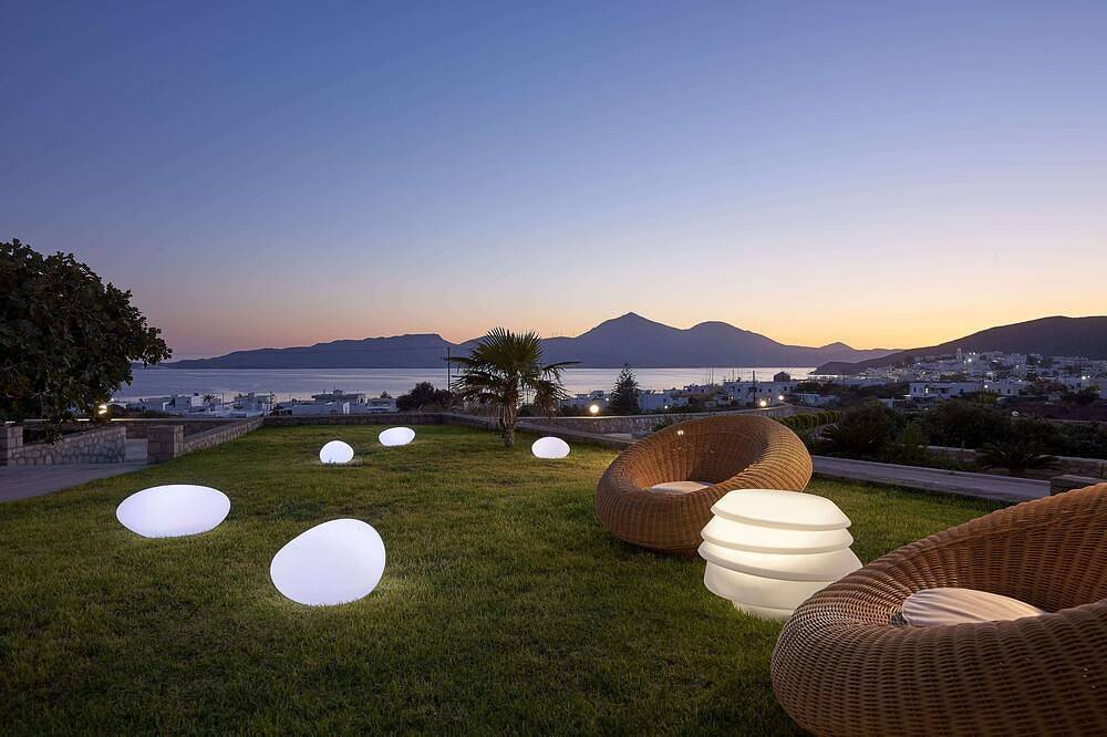 Ostraco Houses - Vrachos Beachfront Retreat: Domed bathroom ・Outdoor rain shower in Milos