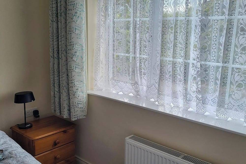 Entire apartment, 1 Bed retreat-Sleeps 2-Secure parking-Garden in Spancelhill, Ennis