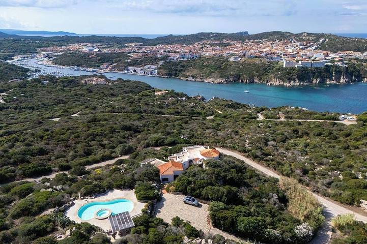 Villa pour 10 personnes, avec Balcon et Jacuzzi ainsi que Jardin et Piscine à Santa Teresa di Gallura
