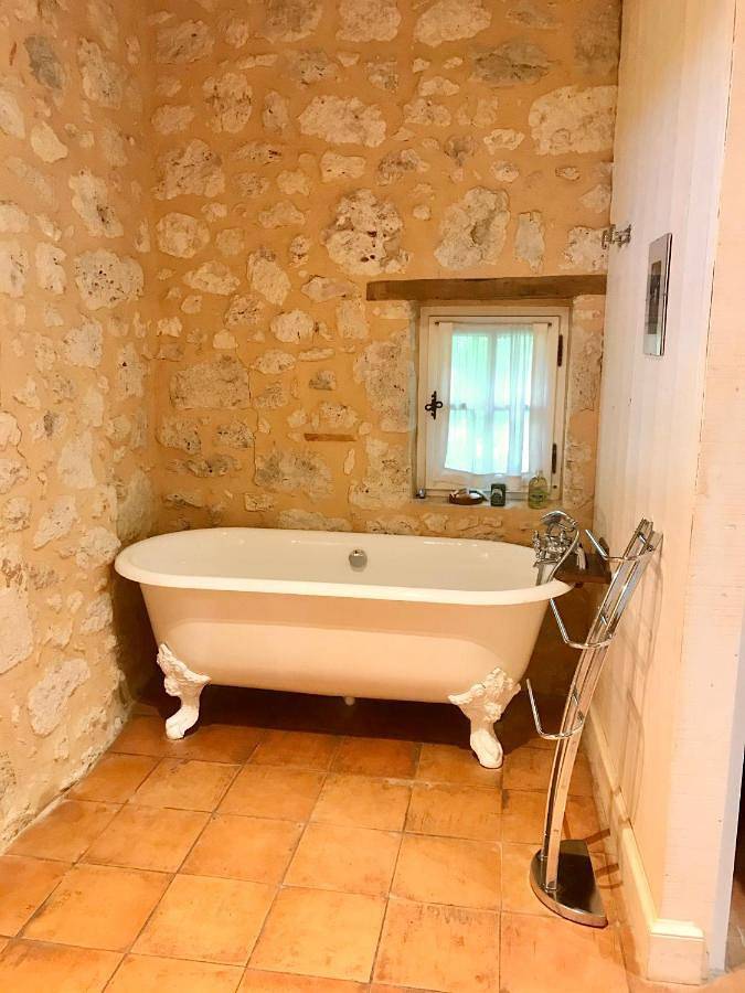 Chambre d’hôte pour 3 personnes, avec piscine ainsi que terrasse et jardin à Lusignan-Petit - 2